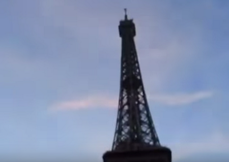 خليجيون يفترشون “الهايد بارك” ويطبخون طعامهم أسفل برج إيفل