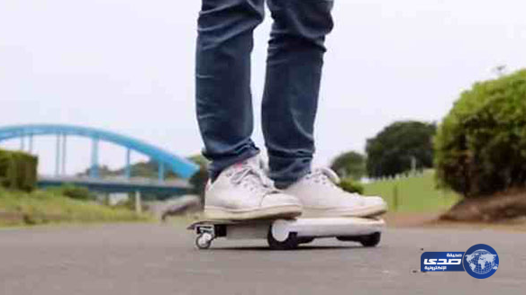 بالفيديو: ياباني يبتكر أول سيارة يمكن حملها بالحقيبة