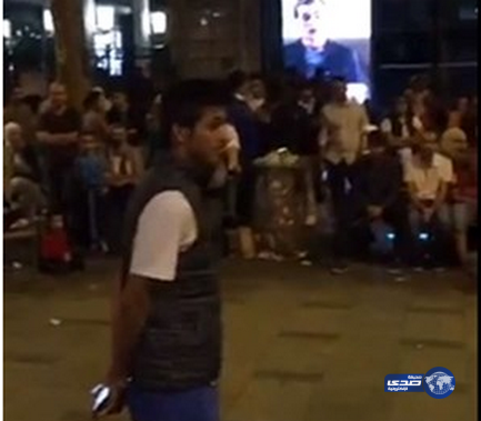 بالفيديو.. شاب كويتي يشغل أدعية للحضور أثناء حفلة غناء في شارع الشانزلزيه بفرنسا