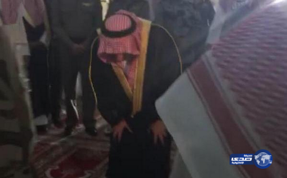 بالفيديو والصور.. محمد بن نايف أول مصلٍّ بمسجد طوارئ عسير بعد حادثة التفجير