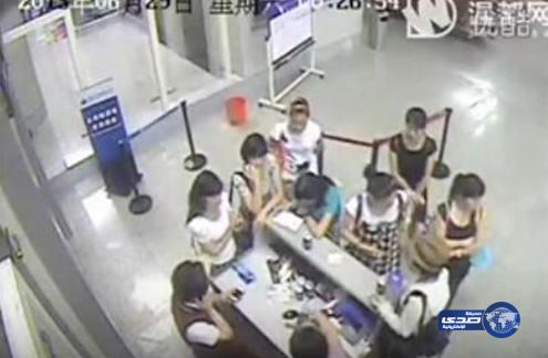 بالفيديو: مشاجرة عنيفة بين موظفة استقبال ومجموعة عملاء