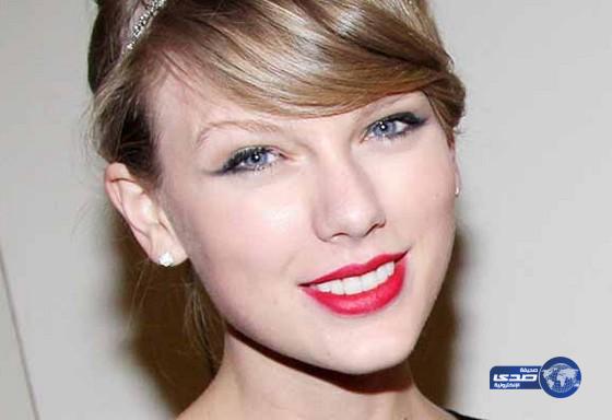 بالفيديو: معجب يهاجم تايلور سويفت ويمسك بقدمها على المسرح