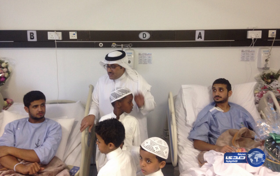 أبناء وزارة الشؤون الاجتماعية بعسير يزورون مصابي تفجير مسجد قوة الطوارئ(صور)