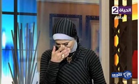 بالفيديو.. بكاء مذيعة على الهواء أثناء حديثها عن بر الأم