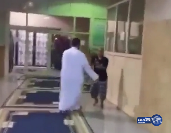 بالفيديو: رجل يضرب مصاباً بـ “متلازمة داون” ضرباً مبرحاً داخل مسجد