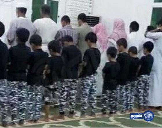 11 طفلاً يؤدون الصلاة في مسجد بزي قوات الطوارئ