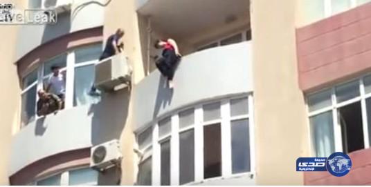 بالفيديو: إنقاذ مثير لفتاة حاولت الانتحار