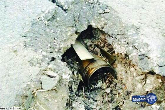 مقذوف من الأراضي اليمنية يصيب مواطنا بحي سكني بالحرث