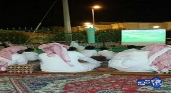 عريس يجمع المَعازيم على “نهائي السوبر”