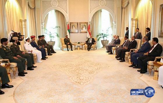 الرئيس اليمني يمنح ضباطا إماراتيين أوسمة الشجاعة