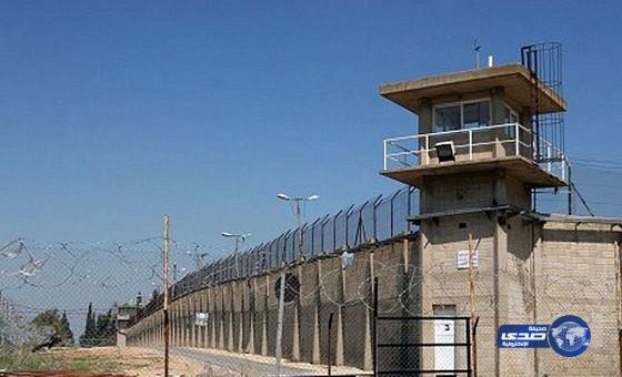 معتقل فلسطيني مضرب عن الطعام يصاب بحالة غيبوبة