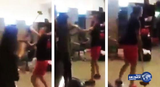 بالفيديو: امرأة تحطم صالون تجميل لعدم رضاها عن الـ لوك الجديد