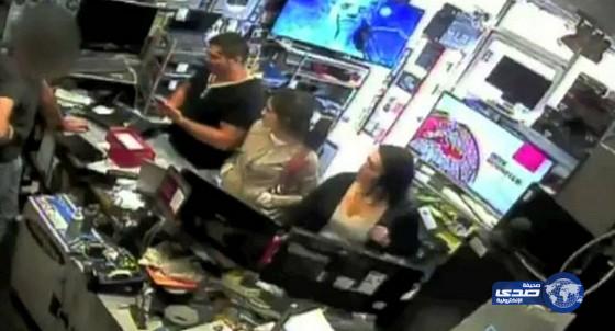 بالفيديو: امرأة تسرق آيباد من متجر بإخفائه تحت ملابسها والبائع يكشفها