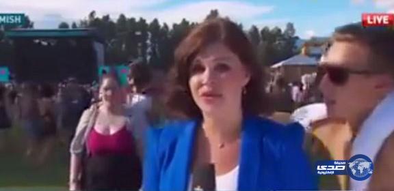 بالفيديو: شاب يقبل مذيعة على الهواء ويلوذ بالفرار