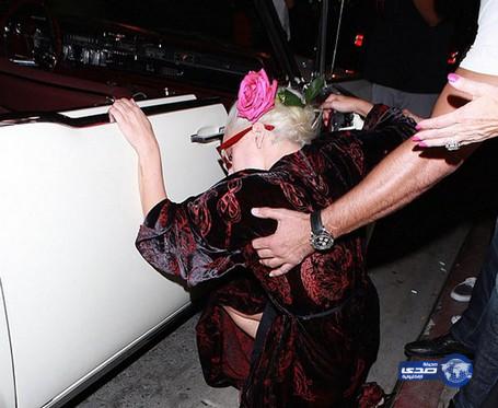 ليدي غاغا تتعرّض لموقف محرج وتسقط أرضاً