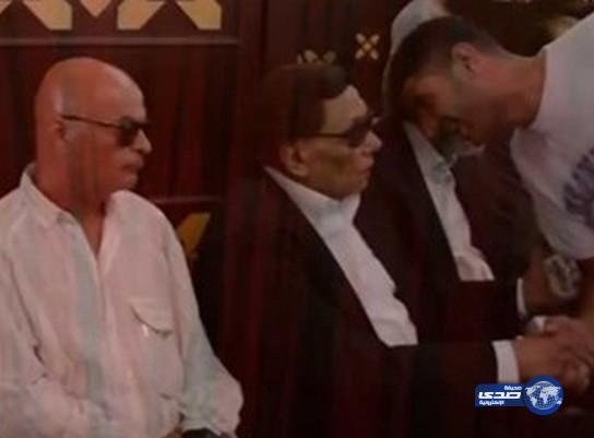 بالفيديو.. عادل امام لشاب اراد تصوير سيلفي: صورة ايه!! .. احنا في جامع!