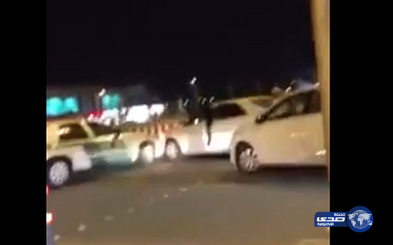 مرور الرياض يطيح بقائد سيارة رفض التوقف وصدم سيارة أخرى (فيديو)