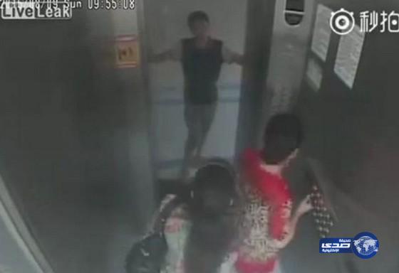 بالفيديو: فتاة تضرب شابًا بحذائها داخل المصعد