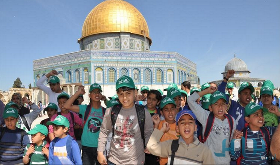 أطفال القدس يمنعون الصهاينة من الصعود لصحن قبة الصخرة