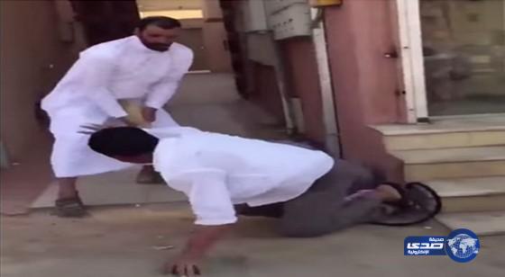 كشف ملابسات اعتداء مواطن على عامل بنجلاديشي بعصا في بريدة