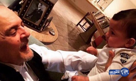 السفير نقلي ينشر صورة حانية للفيصل مع أحد أحفاده.. ويروي موقفاً يرصد تعامله معهم