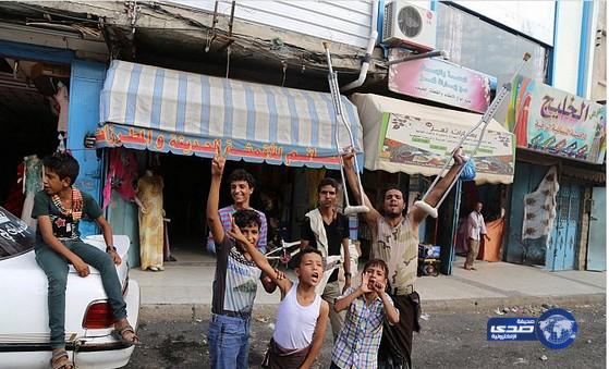 سكان تعز يحتفلون بالانتصار على الحوثيين وقوات صالح