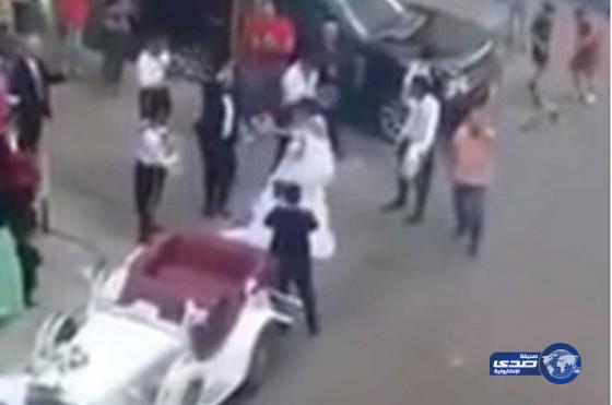 بالفيديو.. عريس لبناني يترك زفته ليتشاجر مع سائق وسط الشارع