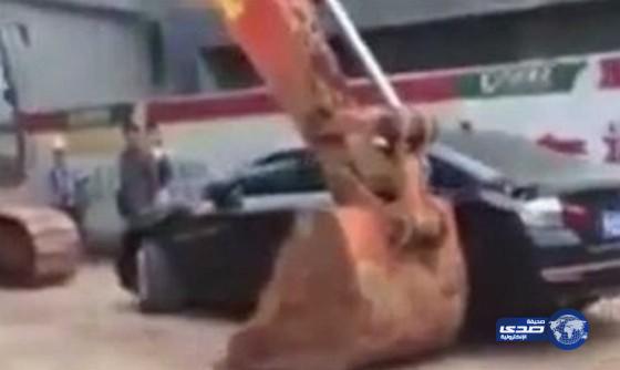 بالفيديو.. طريقة  لعقاب السيارات التي تركن في الممنوع بالصين