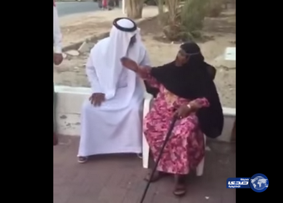 وزير إماراتي يعتذر لسيدة مسنة اعتقد أنها تأثرت بغبار طائرته(فيديو)