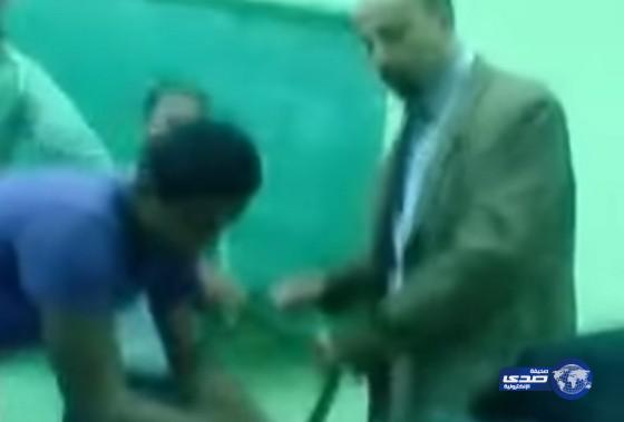 بالفيديو.. طلاب يهينون ويتحرشون جنسيا بمعلمهم