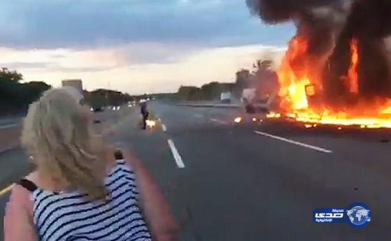 بالفيديو: أسترالية تساعد رجلاً يحترق بعد تحطم شاحنته