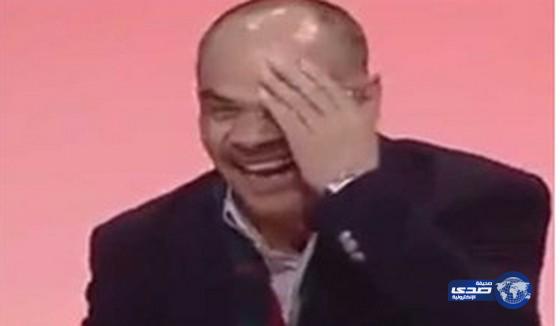 بالفيديو.. لبناني يمتلك ضحكة طريفة جداً تشبه صوت الدجاج