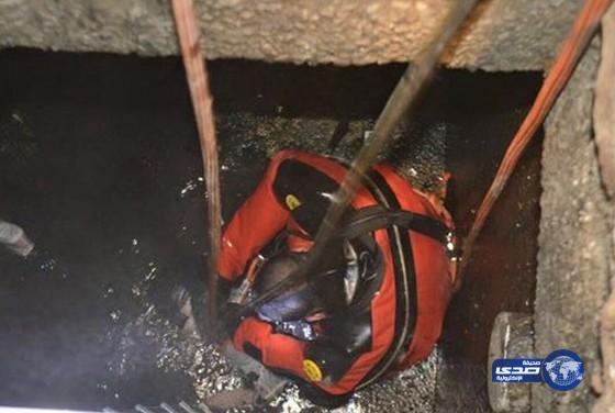 سقوط شخصين في خزان صرف صحي بطريف