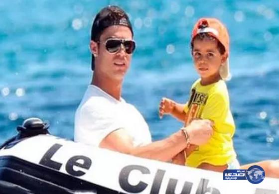 نجل رونالدو يعرضه لموقف محرج للغاية !