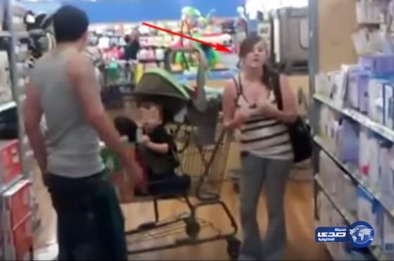 فيديو: صدمة رجل لرؤية زوجة صديقه بصحبة آخر داخل مركز تسوق