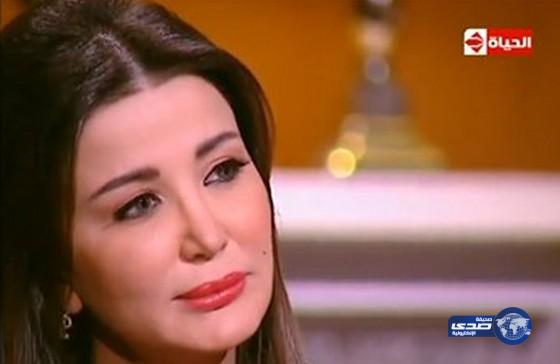 بالفيديو.. بكاء الفنانة السورية جيهان عبد العظيم بسبب “قصف” قبر والدتها بسوريا