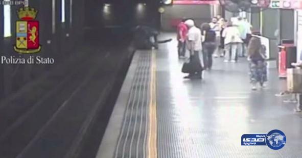 بالفيديو: الشرطة الإيطالية تنقذ فتاة من الإنتحار في محطة قطار