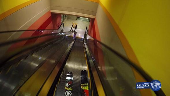 بالفيديو: أمريكي يستخدم السلالم الكهربائية في الترلج