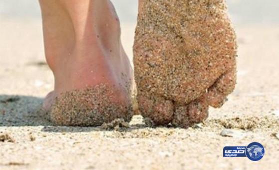 المشي حافي القدمين لها فوائد لا تحصى!