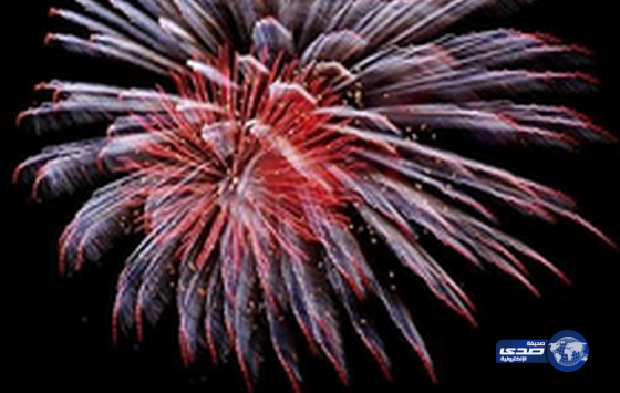 بالفيديو.. شُبان يهاجمون عمالة وافدة بالألعاب النارية مطلقين صيحات التكبير