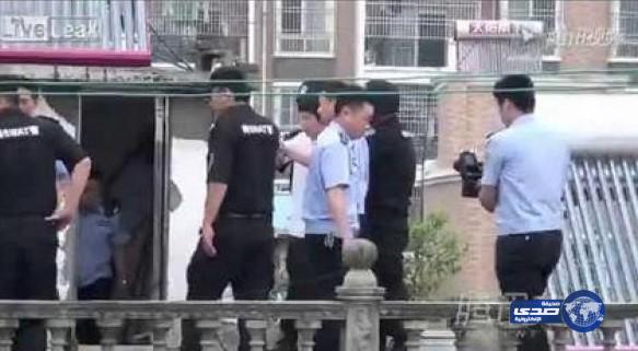 بالفيديو:رد فعل أب مع مغتصب ابنته أثناء تمثيله الجريمة