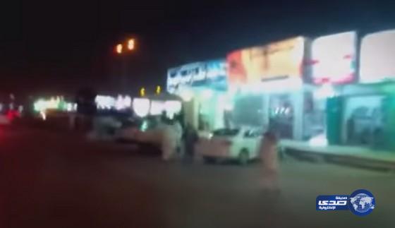 بالفيديو: هجوم شباب مستهترين على عمال بالألعاب النارية