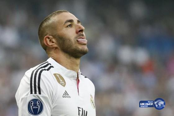 بالصورة.. بنزيمة يشتري كرة من الألماس