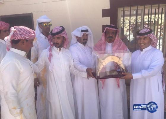 بالصور الضيوفي يختتم سباق الهجن في ميدان تبوك‎