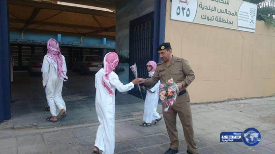 مرور تبوك يوزع الورود بمناسبة إنطلاق العام الدراسي الجديد‎
