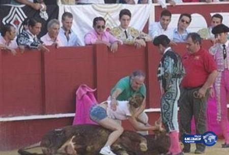 بالفيديو : فتاة تقتحم حلبة مصارعة من أجل انقاذ ثور يحتضر