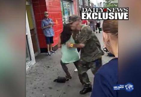 بالفيديو: لحظة طعن امرأة بسبب خلاف على ملكية مظلة