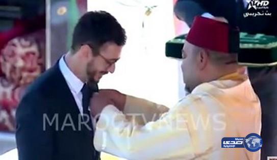 بالفيديو.. عاهل المغرب يمنح الفنان سعد المجرد وسام بدرجة فارس
