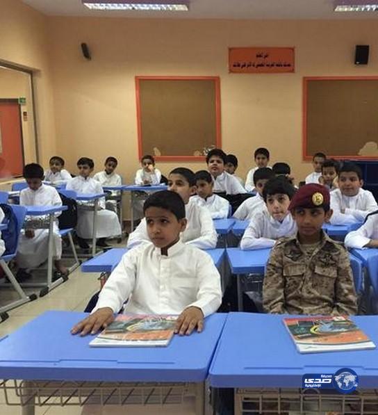 طالب يحضر لمدرسته بأبها مرتدياً الزي العسكري