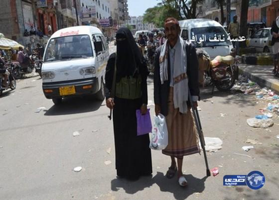 صورة موثرة لامرأة يمنية بعد اصابة زوجها في احد المعارك ضد الحوثي